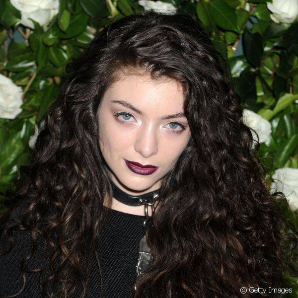 A cantora Lorde investiu no batom vinho combinado com olhos iluminados durante evento realizado no MoMa